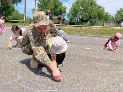 
                    Военнослужащие Алматинского гарнизона подарили детям незабываемый праздник
                