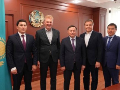 
                    Министр Маржикпаев обсудил с Владимиром Смирновым подготовку спортсменов к Азиатским и Олимпийским играм
                