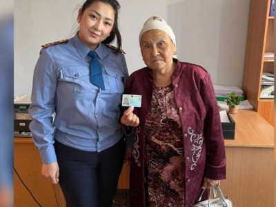 
                    Гражданство Казахстана помогли получить бабушке в миграционной полиции Караганды
                