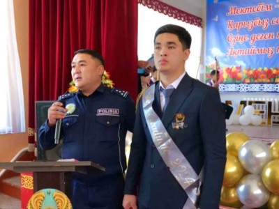 
                    На последний звонок сына погибшего напарника пришел талгарский полицейский
                