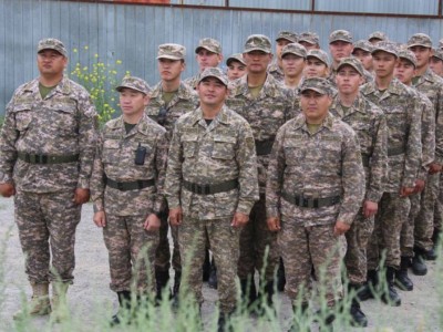 
                    С военным оркестром встретили в Таразе солдат, участвовавших в борьбе с паводками 
                
