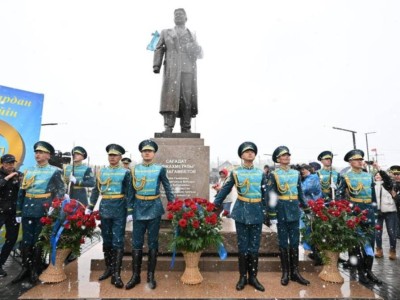 
                    Памятник Сагадату Нурмагамбетову открыли в Акмолинской области
                