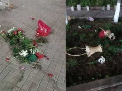 
                    Мужчина раскидал цветы у памятника Неизвестному солдату в Темиртау
                