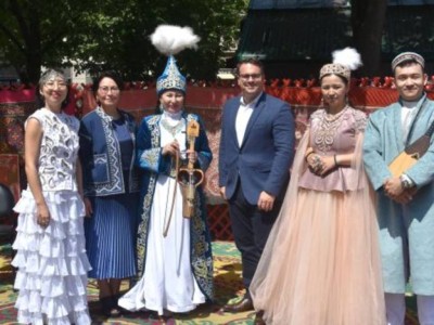 
                    «Казахским аулом» восхищен Париж
                
