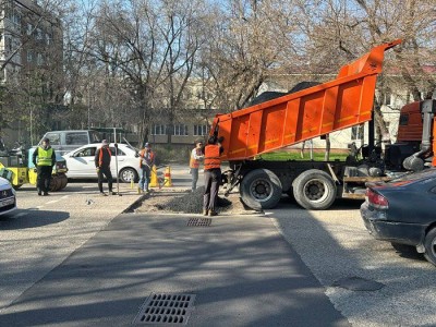 
                    В Алматы производят средний ремонт дорог
                