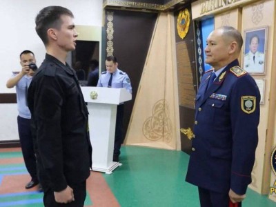 
                    Молодым полицейским Алматы вручили первые офицерские погоны
                