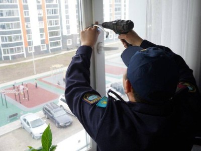 
                    Открытые окна – убийцы детей: москитная сетка не спасает
                