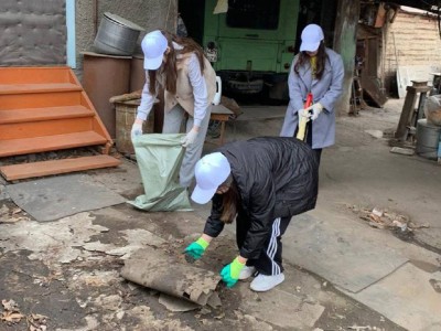 
                    Школьники в рамках кампании «Алматы – наш общий дом» оказали помощь пожилым людям
                