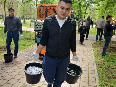 
                    «Алматы - город-сад»: более 100 яблонь высадили в Турксибском районе
                