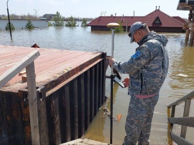 
                    Урал не отступает: вода в реке поднялась выше опасного уровня
                