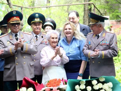 
                    С вековым юбилеем поздравили ветерана войны Тамару Максимову в Алматы
                
