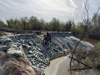 
                    Дамбы строят в Уральске спасатели из разных регионов Казахстана
                