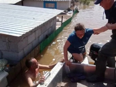 
                    Дома в Уральске уходят под воду: для поиска людей запущен дрон
                