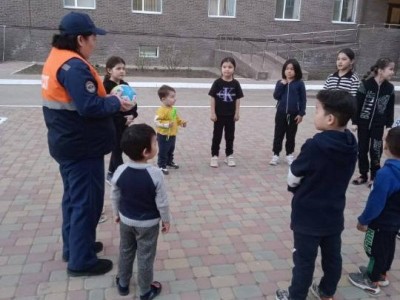 
                    Психологи МЧС проводят тренинги для детей в пунктах временного пребывания
                