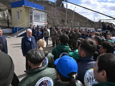 
                    Токаев поблагодарил всех граждан, вовлеченных в борьбу с паводками в СКО
                