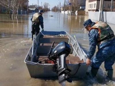 
                    Полицейские пересели на лодки и контролируют ушедшие под воду улицы в Петропавловске
                