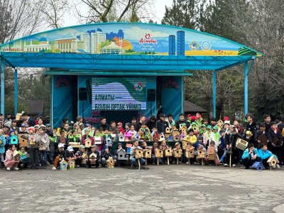
                    Алматинские школьники смастерили около 200 скворечников
                