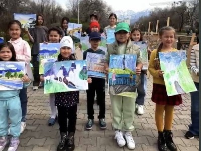 
                    Арт-перформанс: 50 пейзажей Алматы нарисовали юные художники
                