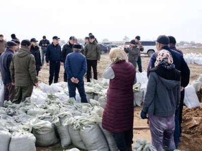 
                    Для укрепления берегов в Атыраускую область направят технику из других регионов
                