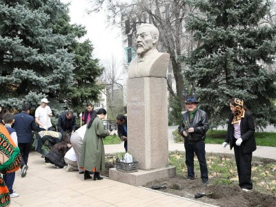 
                    Видные деятели культуры посадили цветы у Дома-музея учителя нации А. Байтурсынулы
                