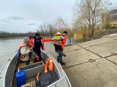 
                    Более 25 тысяч волонтеров работают в регионах в связи с паводками
                