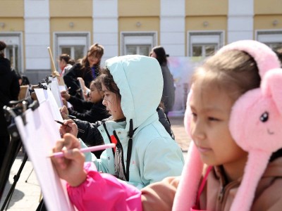 
                    В Алматы прошел уникальный конкурс рисунков «Алмалинский пленэр – весна в Алмалы»
                