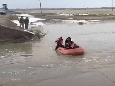 
                    На лодках через затопленную дорогу переправляют жителей ВКО
                