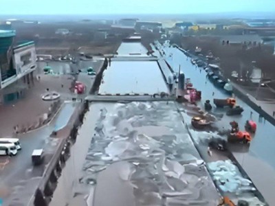 
                    Главную городскую улицу затопила река в Актобе
                