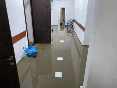 
                    Здание акимата затопило талыми водами в Уральске
                