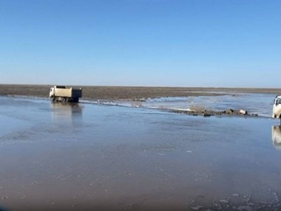 
                    Республиканскую трассу затопило талыми водами в Абайской области
                