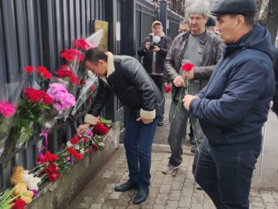
                    Теракт в Москве: алматинцы несут цветы к зданию Генконсульства России
                