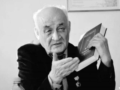 
                    Токаев выразил соболезнования родным и близким писателя Медеу Сарсеке
                