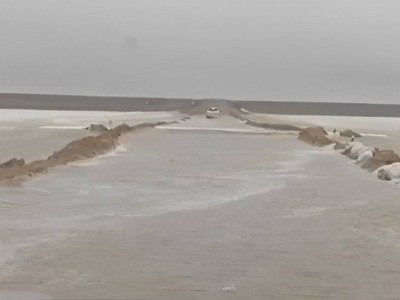 
                    Трассу затопило талыми водами в Актюбинской области
                