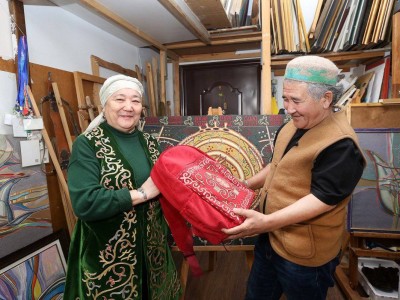 
                    Супруги Гулжай Кусман и Зейнелхан Мухамеджан возродили древнее казахское мастерство
                