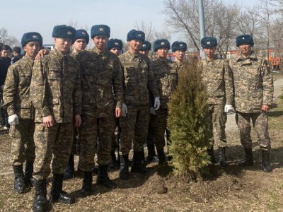 
                    В Алматы солдаты роты охраны военного института приняли участие в экологической акции
                
