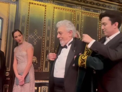
                    Димаш Кудайберген подарил испанскому оперному певцу Пласидо Доминго чапан
                