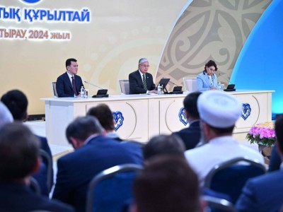 
                    Глава государства призывает поддержать ношение национальной одежды
                