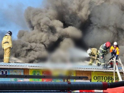 
                    Склады горят на одном из рынков Тараза
                