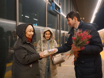 
                    Цветы и подарки вручили женщинам в пассажирских поездах в Астане
                