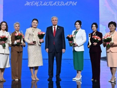 
                    Глава государства вручил призы победительницам конкурса «Ару-Ана»
                