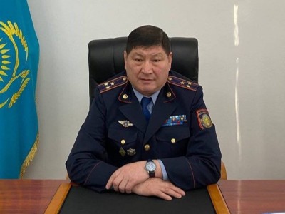 
                    На носилках из зала суда вынесли обвиняемого в изнасиловании экс-начальника полиции
                