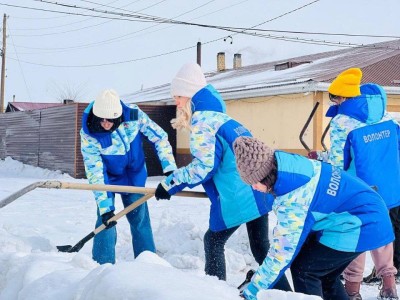 
                    Марафон добрых дел: столичные волонтеры помогают пенсионерам убирать снег
                