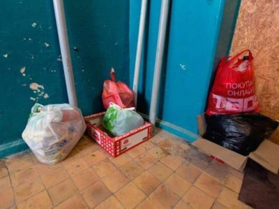 
                    Что делать, если соседи не доносят мусор до контейнеров
                