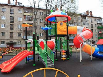 
                    Как правильно расположить детскую площадку во дворе?
                