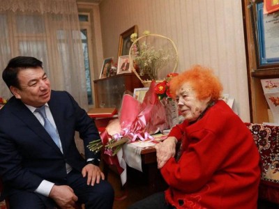 
                    Министр Гани Бейсембаев поздравил со 100-летием учителя из Шымкента
                
