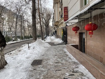 
                    Кто должен убирать лед на тротуарах и во дворах
                