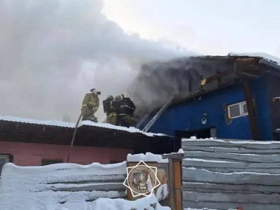 
                    Пожар охватил крышу караоке в Алматы
                