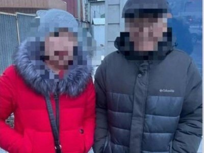 
                    Мужчина с женщиной вытаскивали телефоны из карманов алматинцев
                