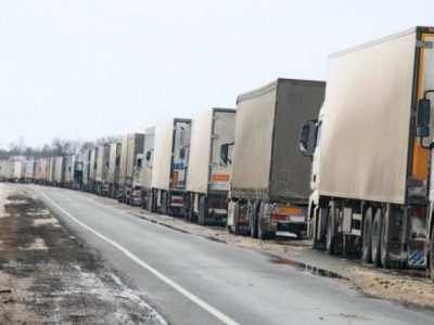 
                    2500 фур застряли на автодороге республиканского значения Самара – Шымкент
                
