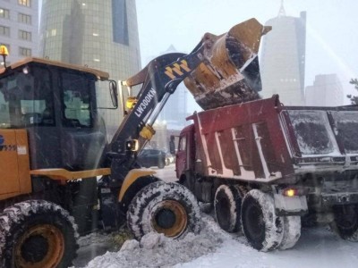
                    Около 44 тысяч кубометров снега вывезли из столицы за ночь
                